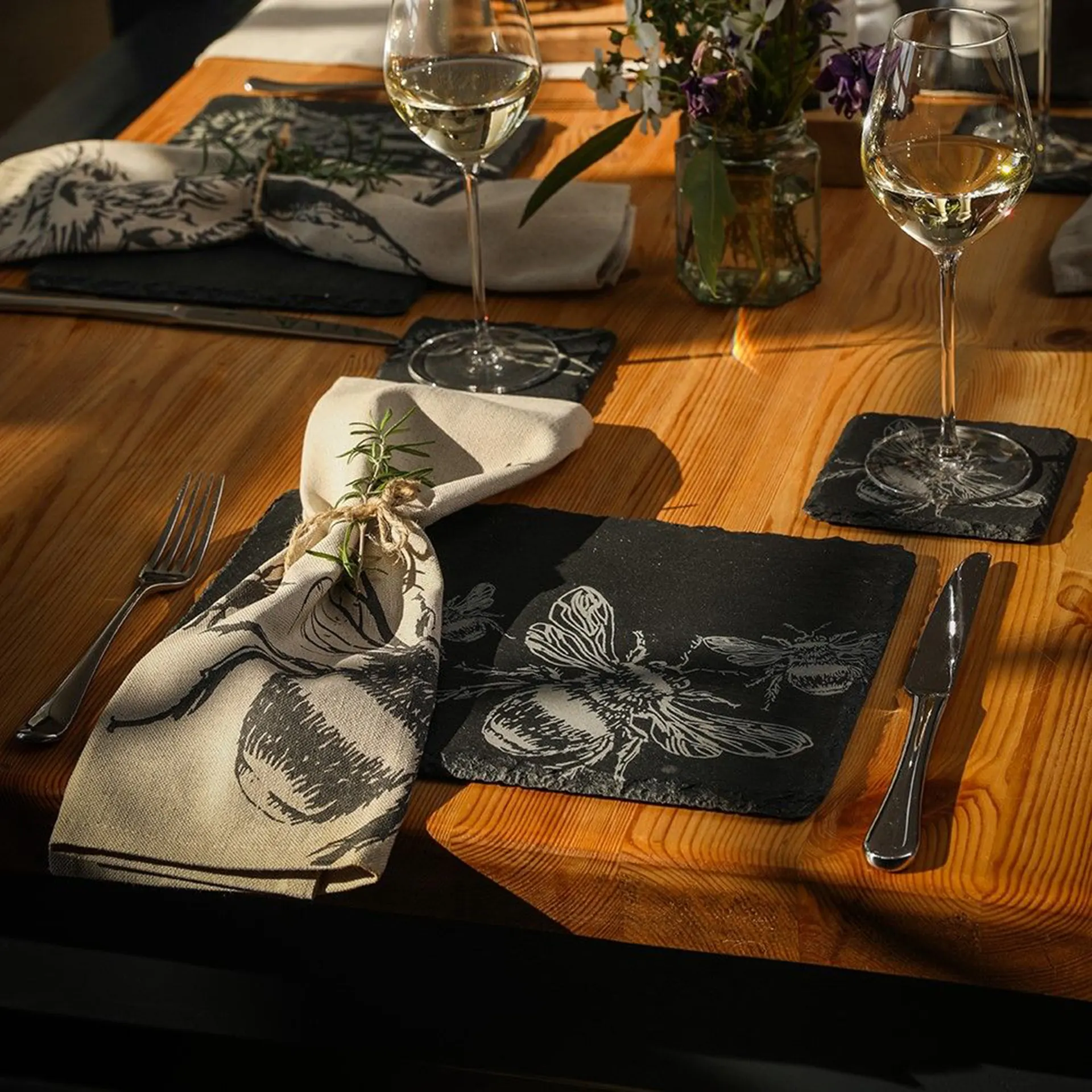 Bee Slate Coasters -  4 handgefertigte Schiefer-Untersetzer aus Schottland mit Bienenmotiv