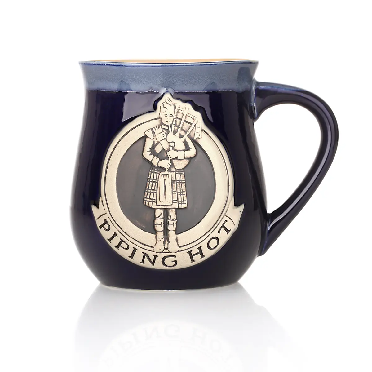 kaffee-becher-mug-tasse-schottland-piping-hot-piper-dudelsack-001a Piping Hot Mug - Scottish Piper Dudelsackbläser Kaffeebecher - Blau