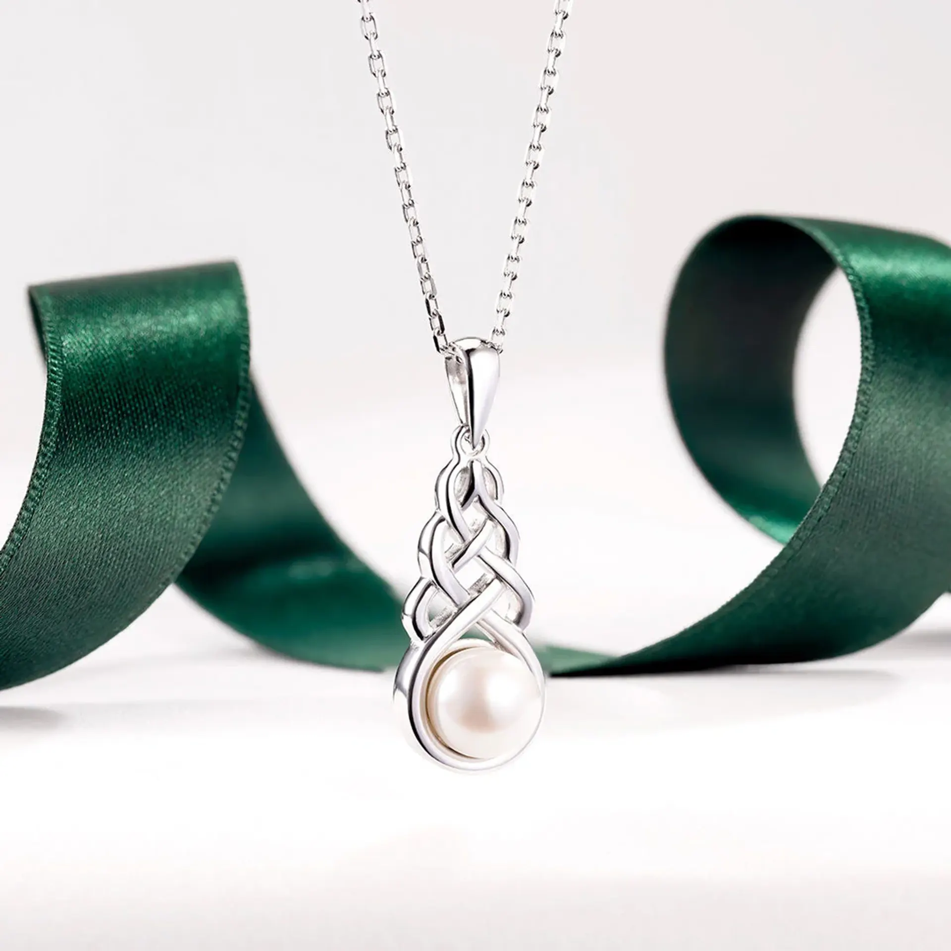 Anhänger mit keltischem Knoten und Perle - Sterlingsilber handgefertigt in Irland