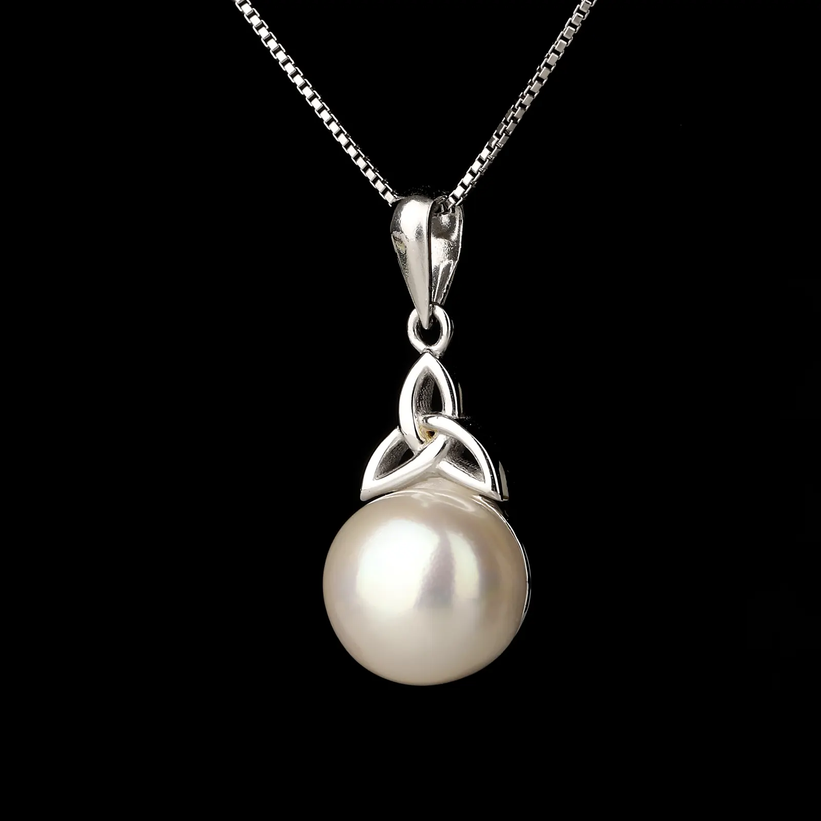 Anhänger mit Trinity Knoten und Perle - Sterlingsilber handgefertigt in Irland Anhänger mit Trinity Knoten und Perle - Sterlingsilber handgefertigt in Irland