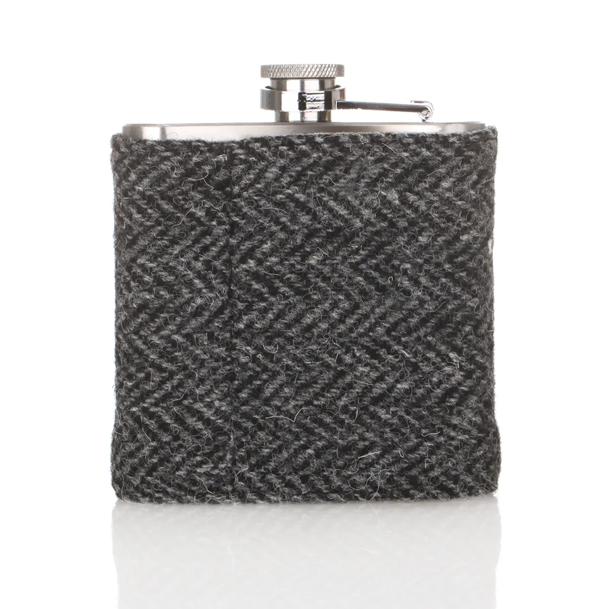 Harris Tweed Flachmann aus Schottland in Dark Grey Tartan Harris Tweed Flachmann aus Schottland in Dark Grey Tartan