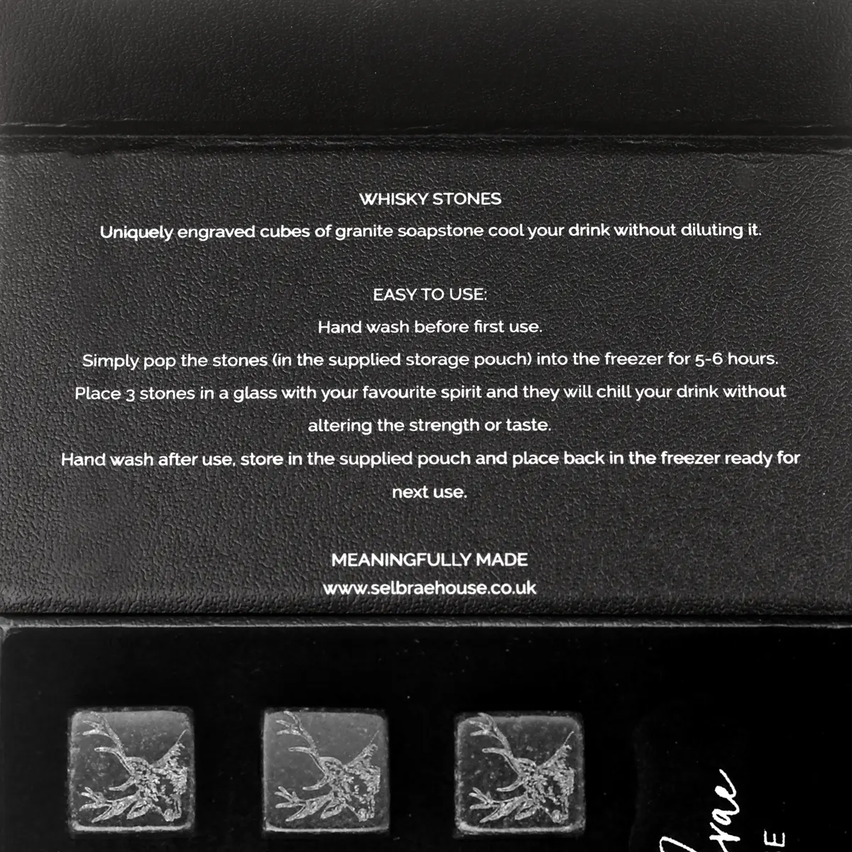 Handgefertigtes Whiskysteine-Set mit Hirsch-Motiv aus Schottland Handgefertigtes Whiskysteine-Set mit Hirsch-Motiv aus Schottland