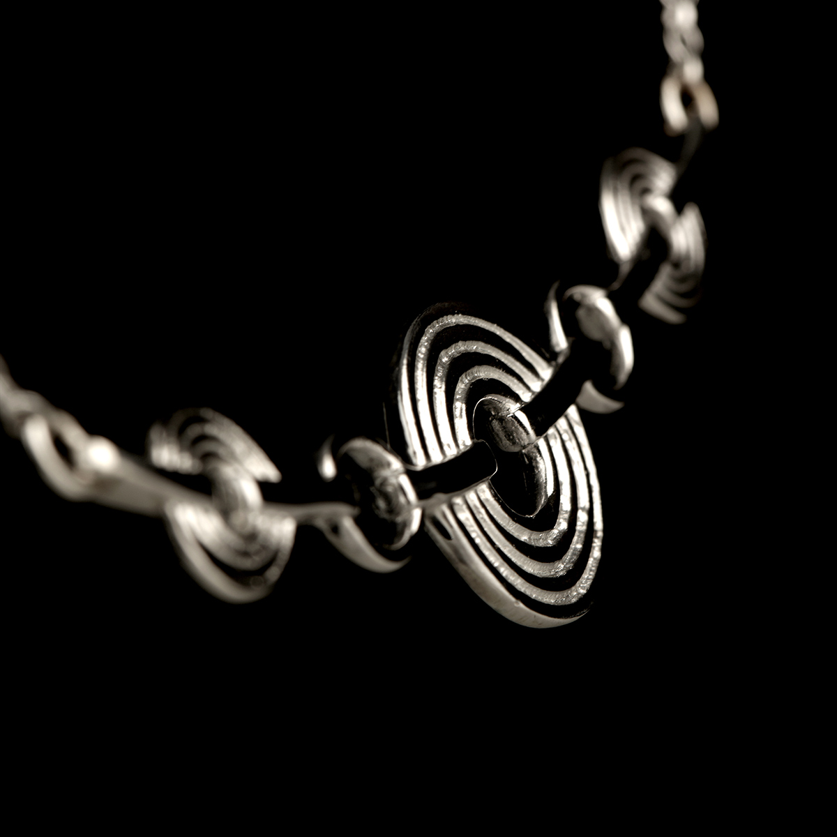 achnabreck-kette-silber-ortak-005 Bronzezeitliche Kette aus Sterlingsilber – inspiriert von prähistorischen Felsritzungen aus Achnabreck