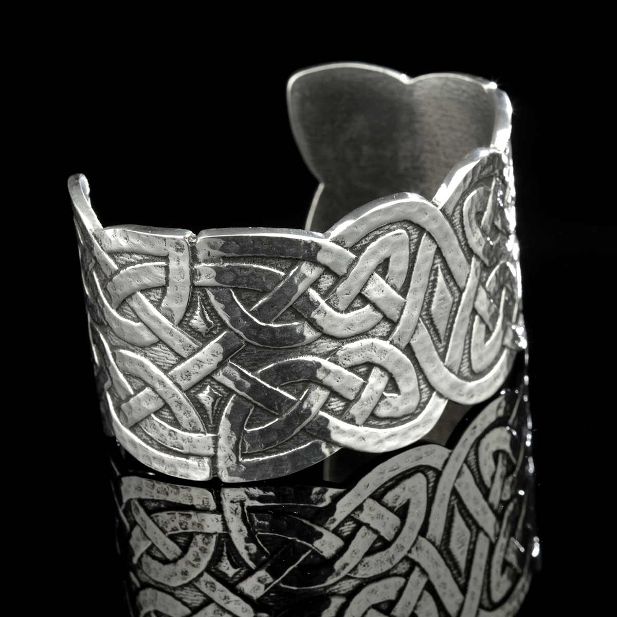 Armreif-keltisch-muster-knoten-zinn-silber-003 Celtic Cuff - Großer Armreif mit keltischen Ornamenten