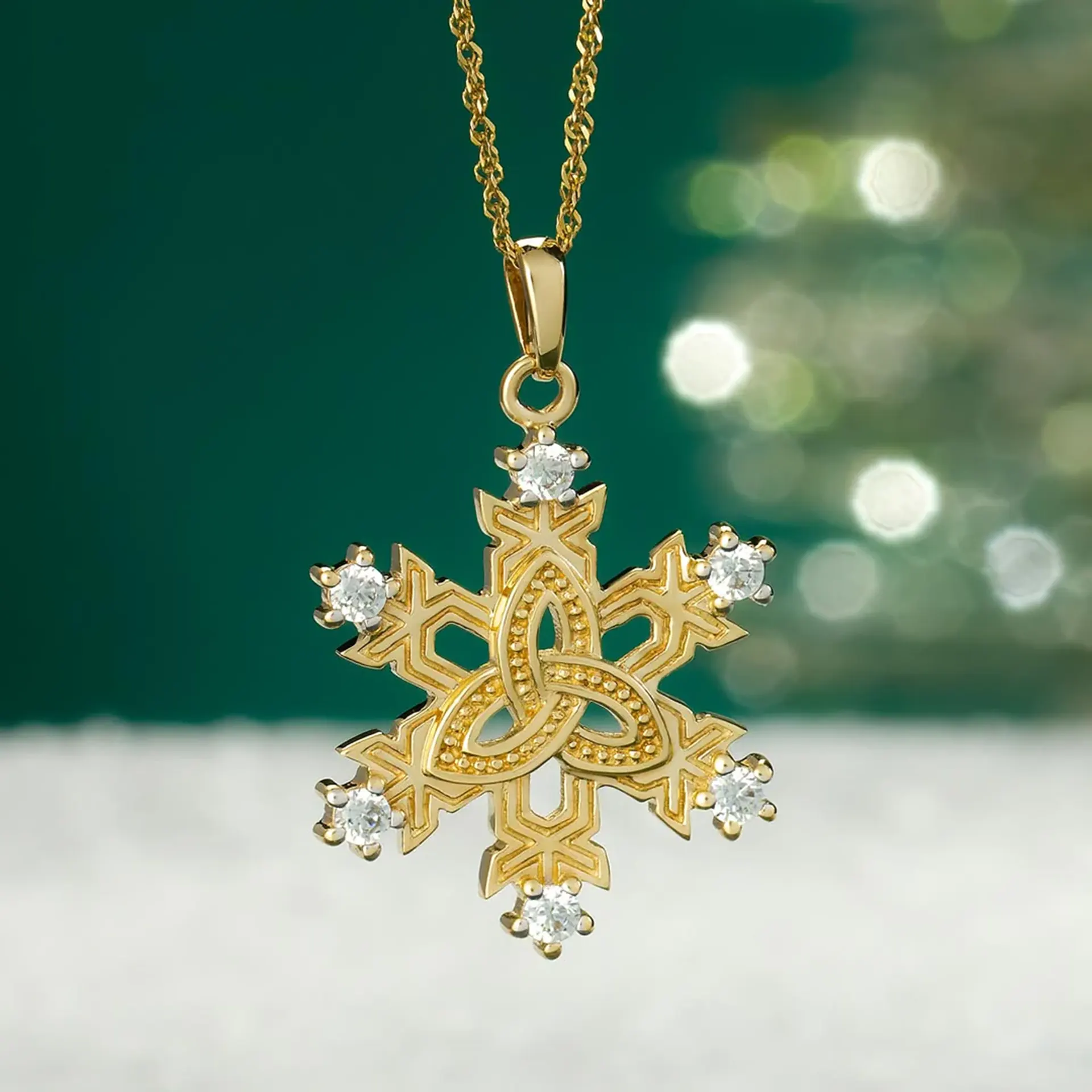 Keltische Schneeflocken-Halskette aus 10K Gold – Trinity Knoten & Zirkonia aus Irland