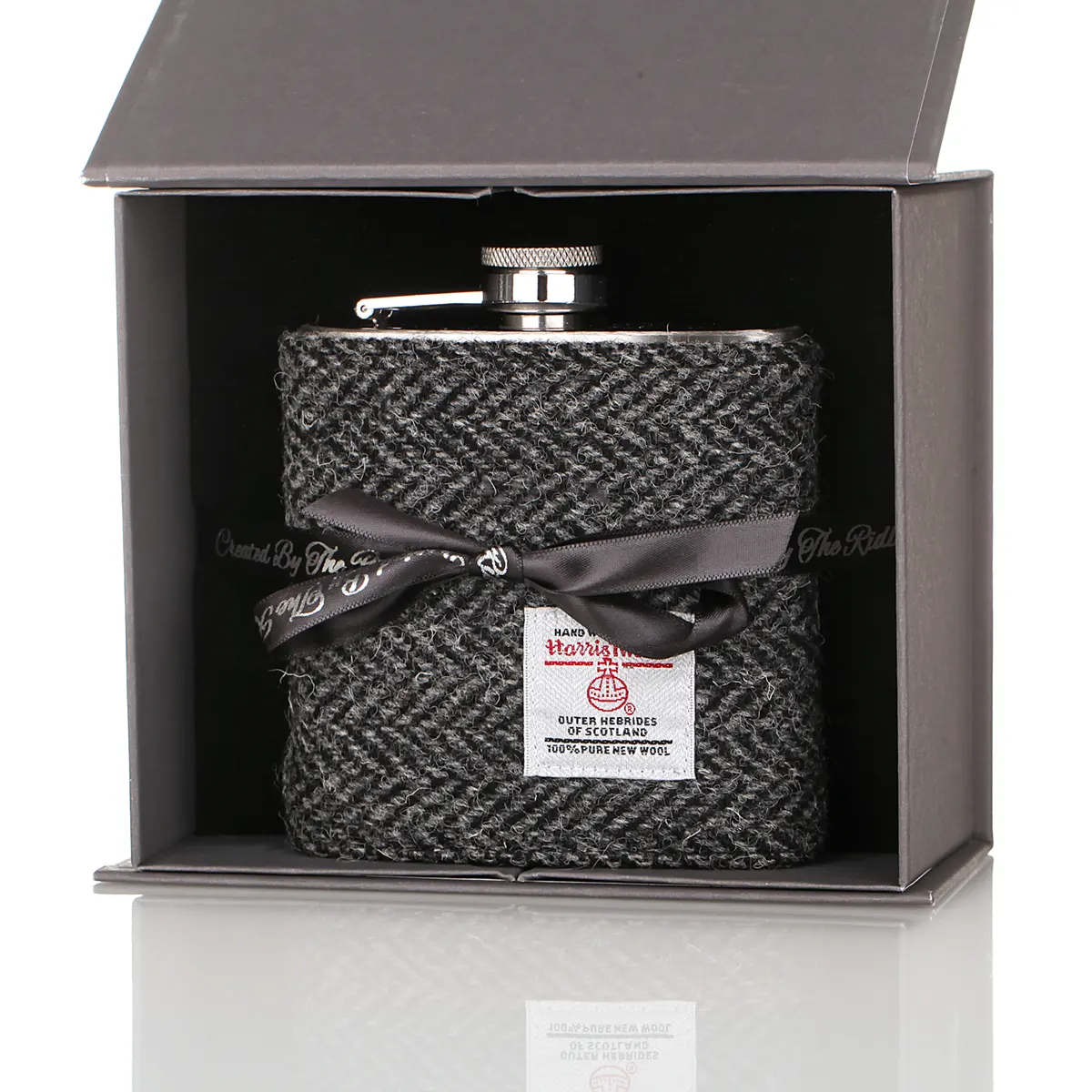 Harris Tweed Flachmann aus Schottland in Dark Grey Tartan Harris Tweed Flachmann aus Schottland in Dark Grey Tartan