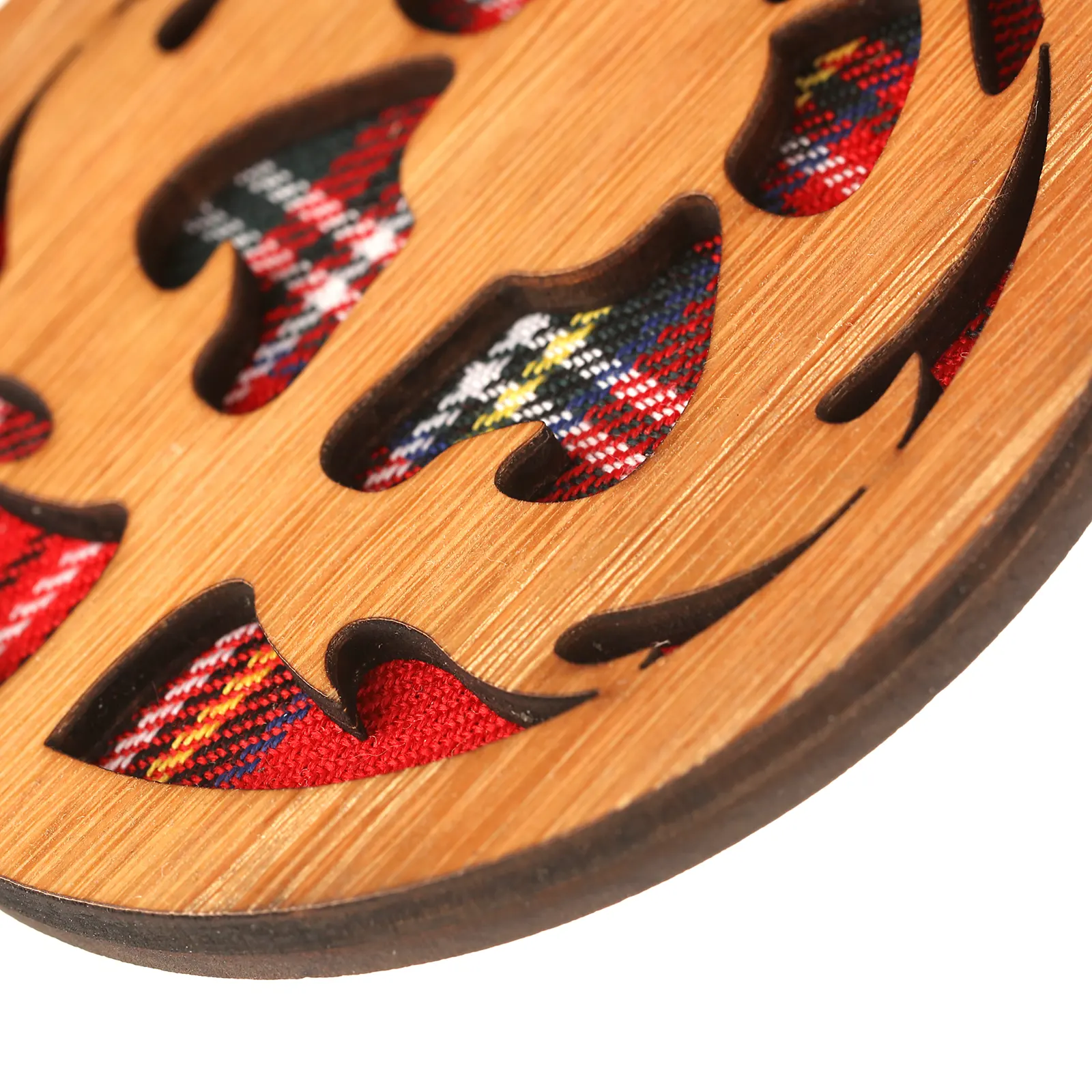 Scottish Thistle - Runder Holz-Aufhänger mit schottischer Distel und Tartan-Hintergrund