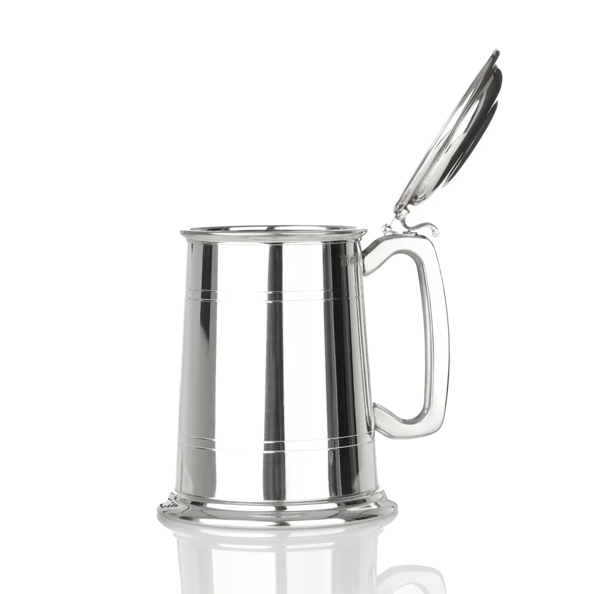 Englischer 1 Pint Zinnkrug mit Deckel – Handgefertigter Bierkrug aus poliertem Zinn Englischer 1 Pint Zinnkrug mit Deckel – Handgefertigter Bierkrug aus poliertem Zinn