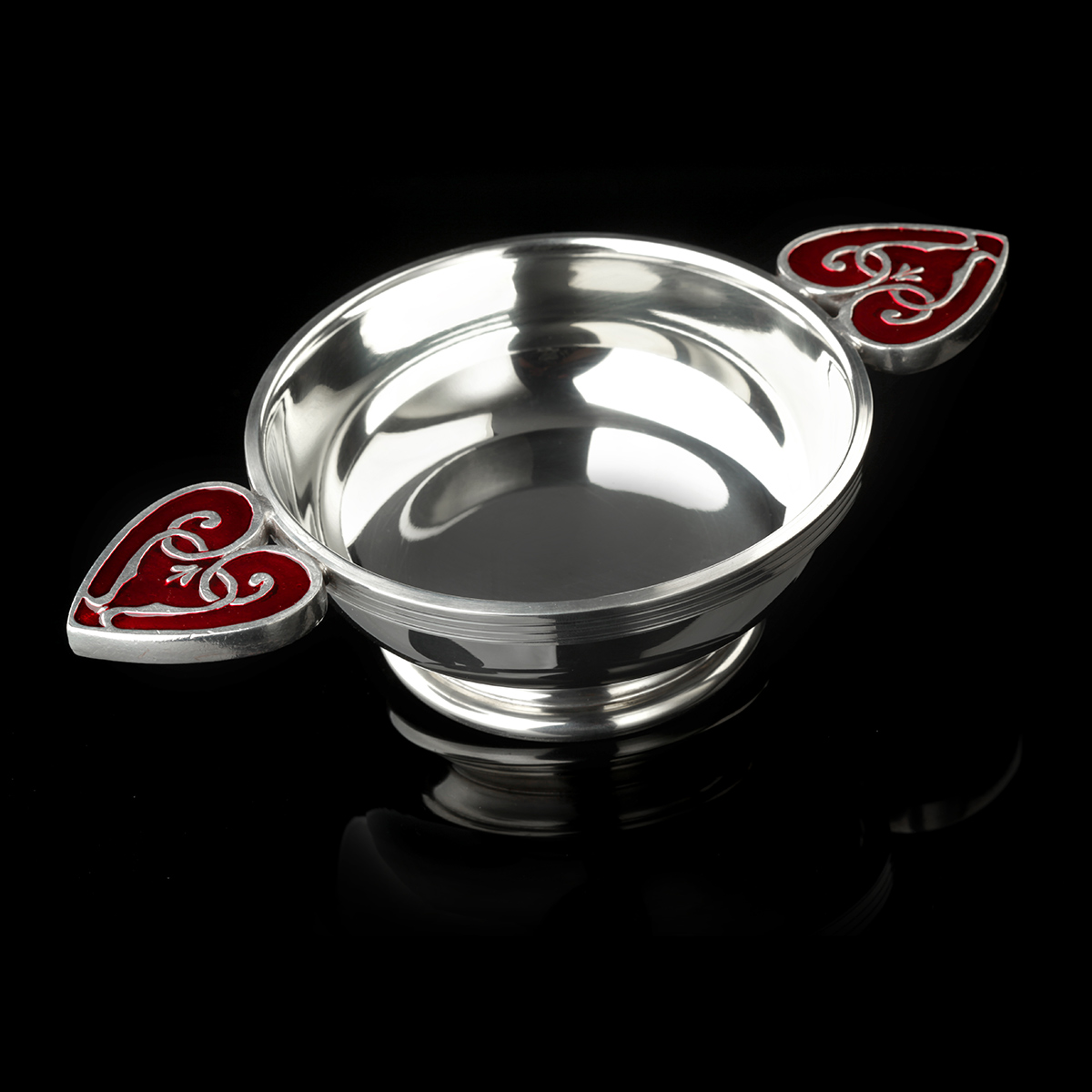 quaich-whisky-schottland-keltisch-zinn-emaille-002 Heart of the Highlands - Schottischer Whisky Quaich - Zinn & rote Emaille