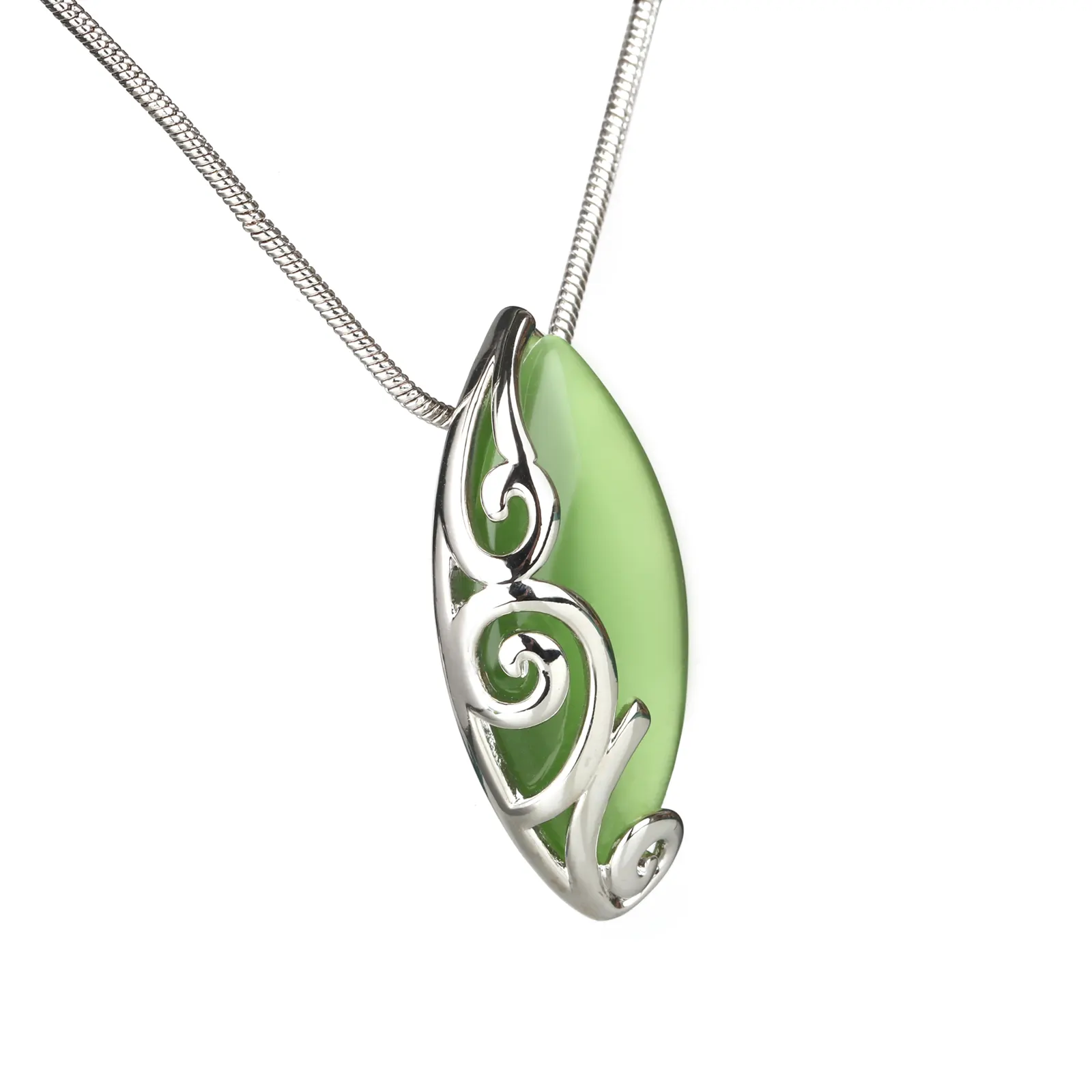 Irischer Anhänger aus Edelstahl mit grünem Cat-Eye