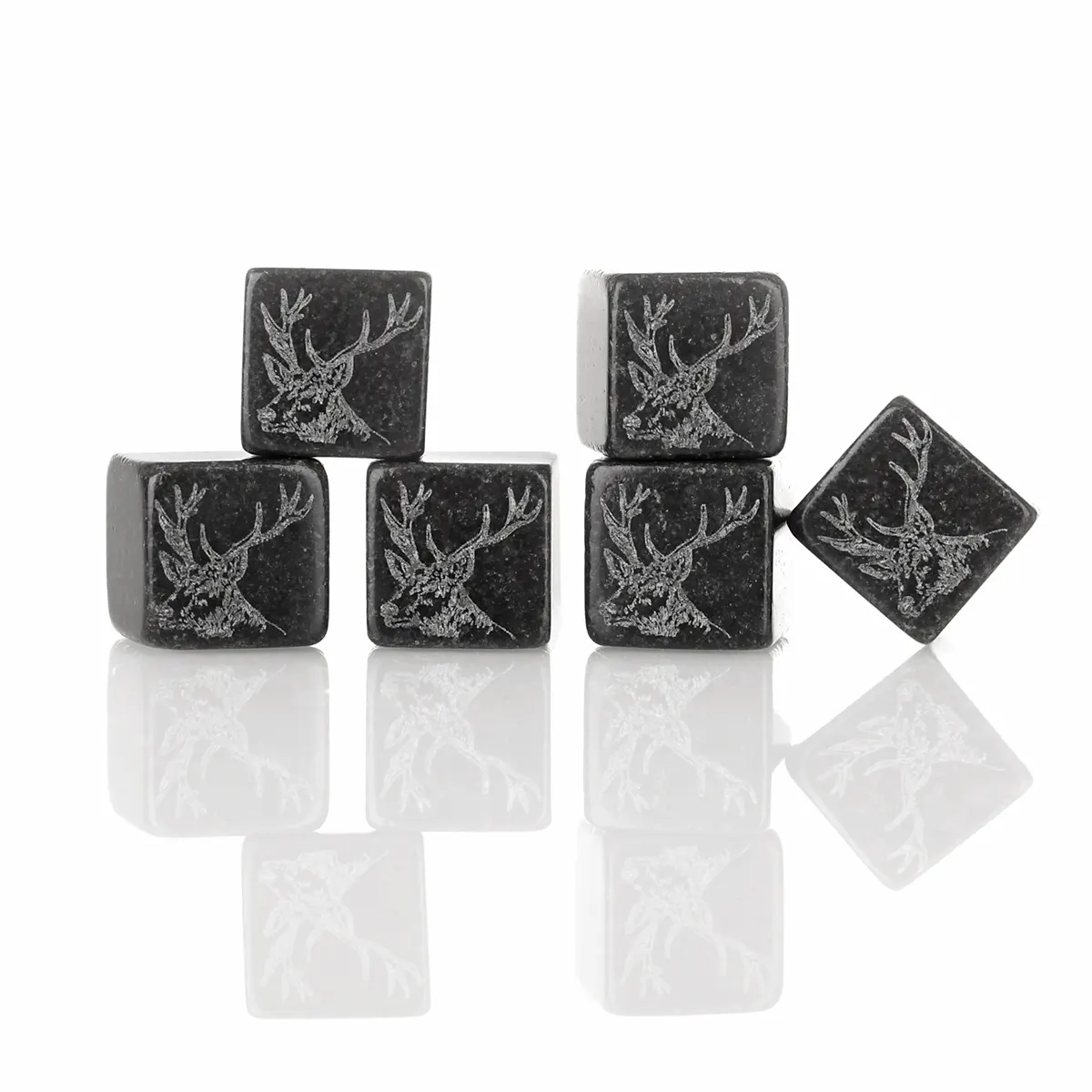 Handgefertigtes Whiskysteine-Set mit Hirsch-Motiv aus Schottland Handgefertigtes Whiskysteine-Set mit Hirsch-Motiv aus Schottland