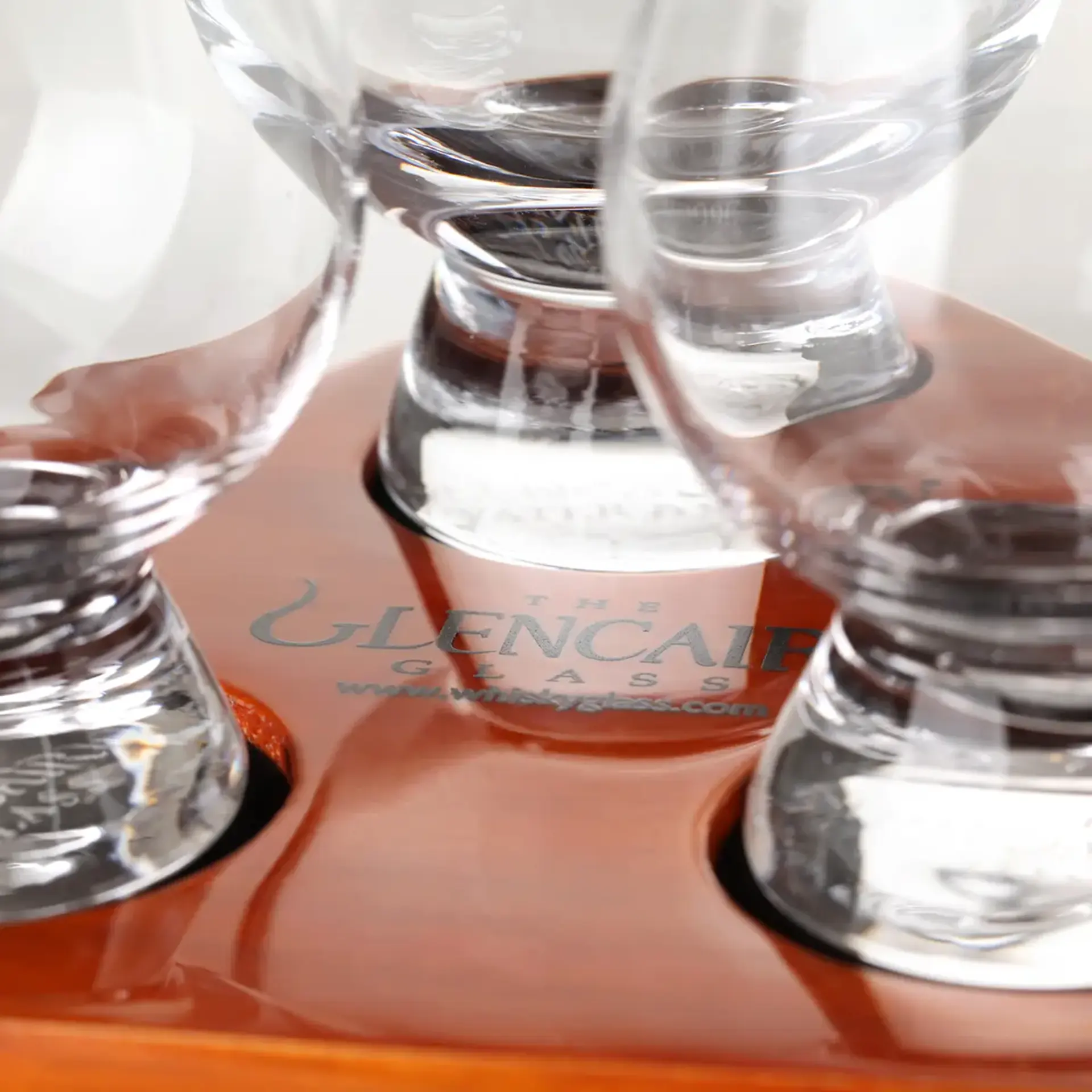Glencairn Tasting Tray - Tablett aus Eichenholz für drei Glencairn Gläser. Glencairn Tasting Tray - Tablett aus Eichenholz für drei Glencairn Gläser.