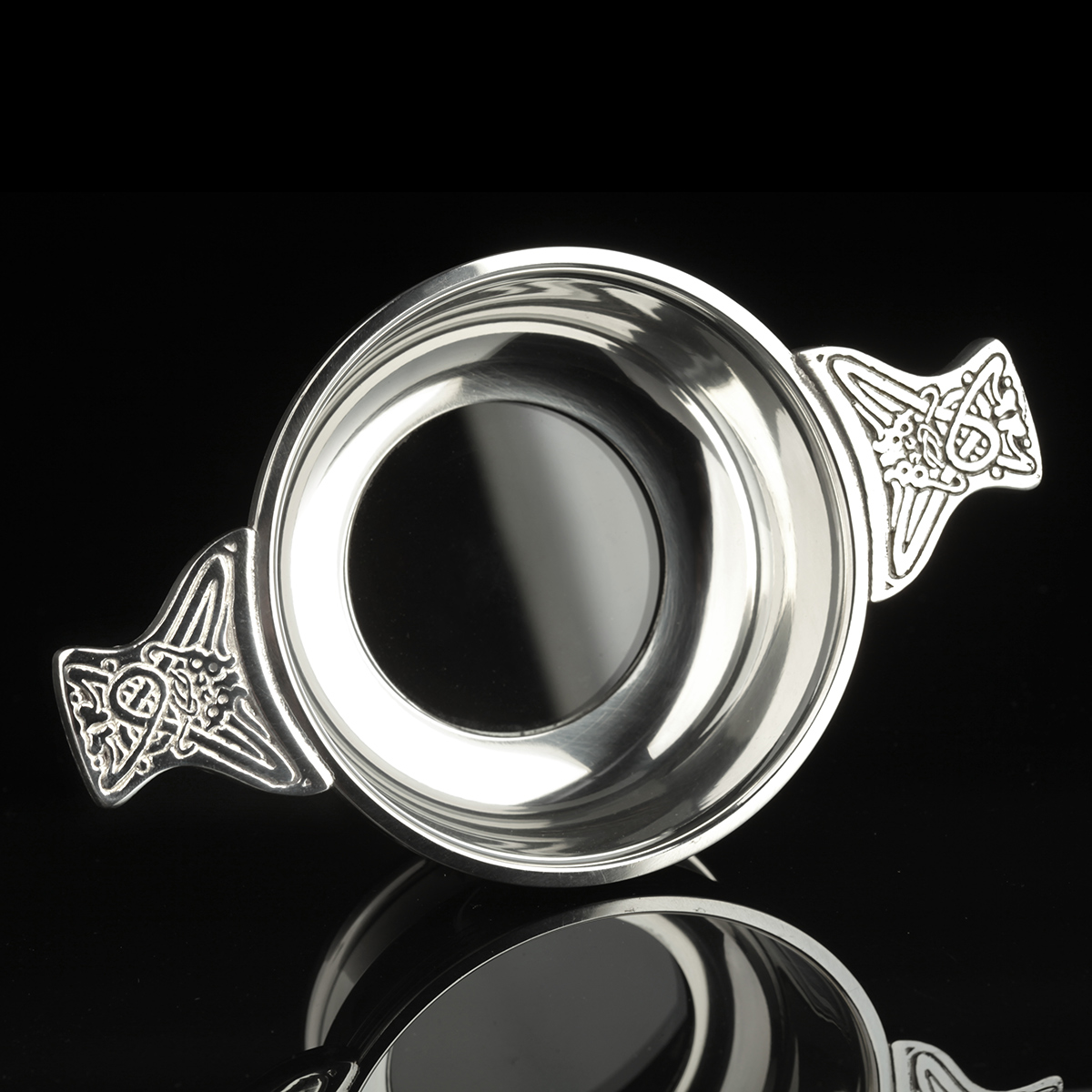 quaich-whisky-schottland-keltisch-glas-zinn-004 Schottischer Glasboden Whisky Quaich aus Glas & Zinn mit keltischen Mustern