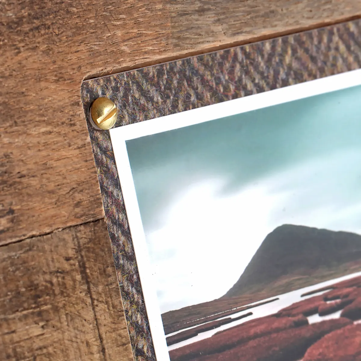 Whiskyfass-Fotorahmen 10x15 cm - Handgefertigt aus recyceltem Fassholz (Eiche) & Harris Tweed Whiskyfass-Fotorahmen 10x15 cm - Handgefertigt aus recyceltem Fassholz (Eiche) & Harris Tweed