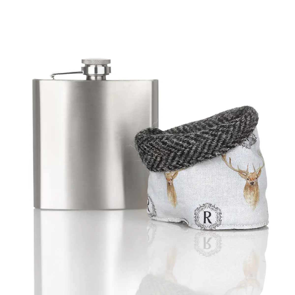 Harris Tweed Flachmann aus Schottland in Dark Grey Tartan Harris Tweed Flachmann aus Schottland in Dark Grey Tartan