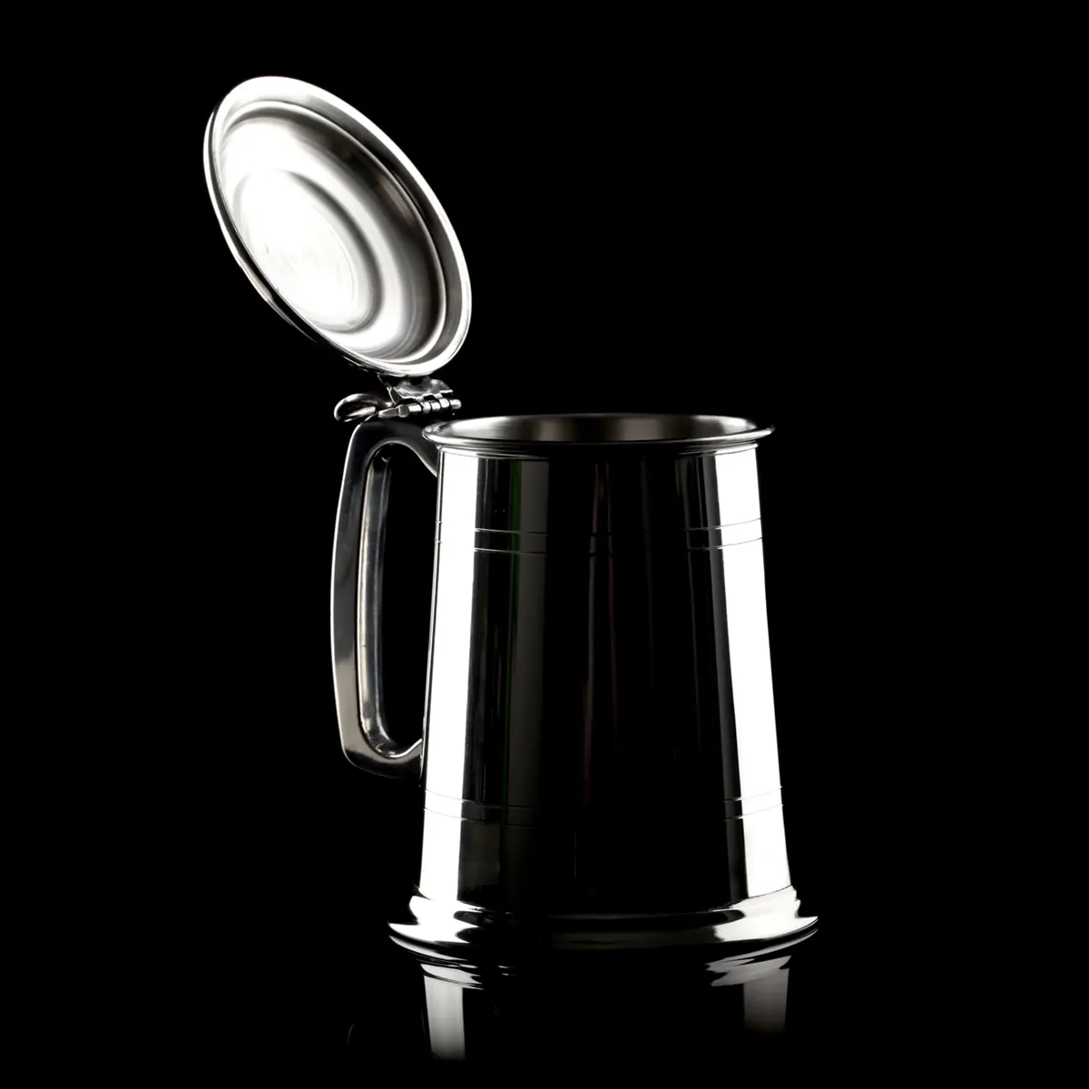 Englischer 1 Pint Zinnkrug mit Deckel – Handgefertigter Bierkrug aus poliertem Zinn Englischer 1 Pint Zinnkrug mit Deckel – Handgefertigter Bierkrug aus poliertem Zinn