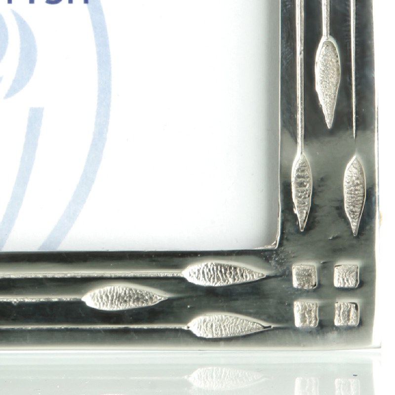 IMG_0526-b_x53fb3296469c1 C.R. MacKintosh Bilderrahmen aus Schottland Polierter Zinn - 13x18 cm