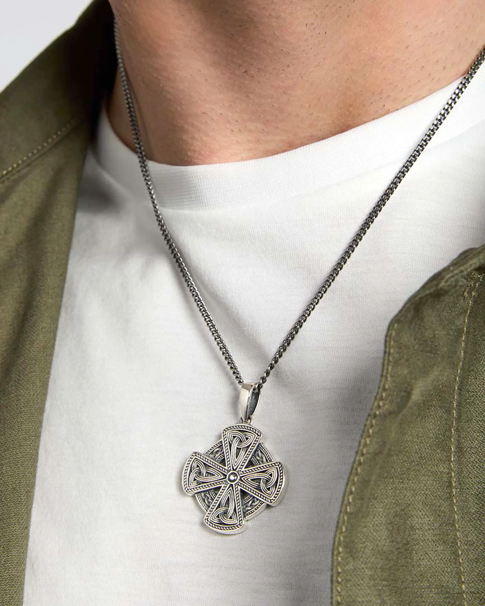 Keltisches Kreuz aus oxidiertem Sterlingsilber im modernen Stil - Handgefertigt in Irland Keltisches Kreuz aus oxidiertem Sterlingsilber im modernen Stil - Handgefertigt in Irland