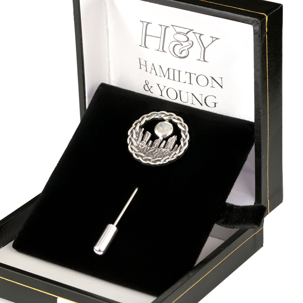 standing-stones-anstecknadel-silber-001 Craigh Na Dun - schottische Outlander Anstecknadel aus Sterlingsilber & Mondstein