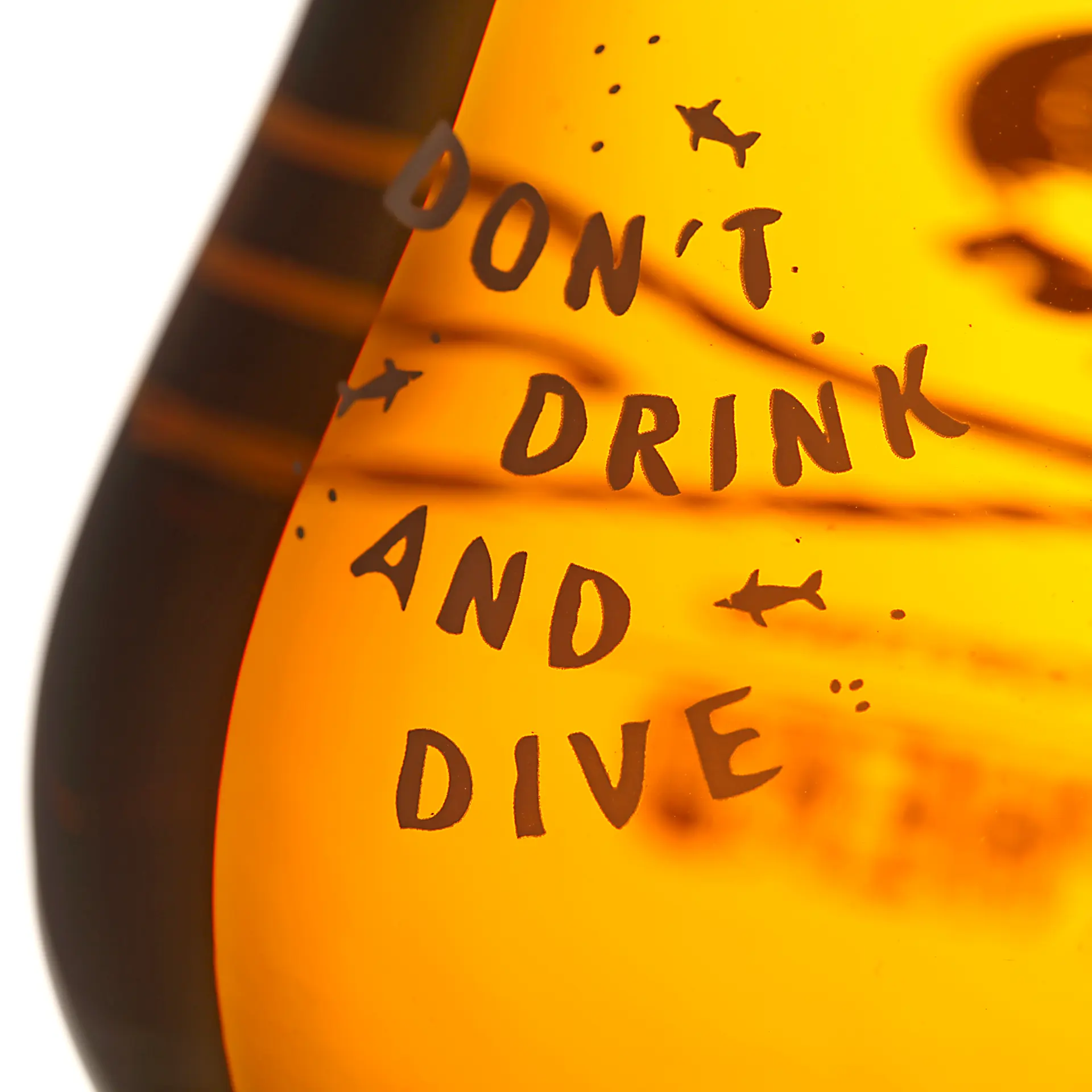 Kultiges Sea Shepherd Whiskyglas mit Gravur „Jolly Roger“ & „Don't Drink and Dive"