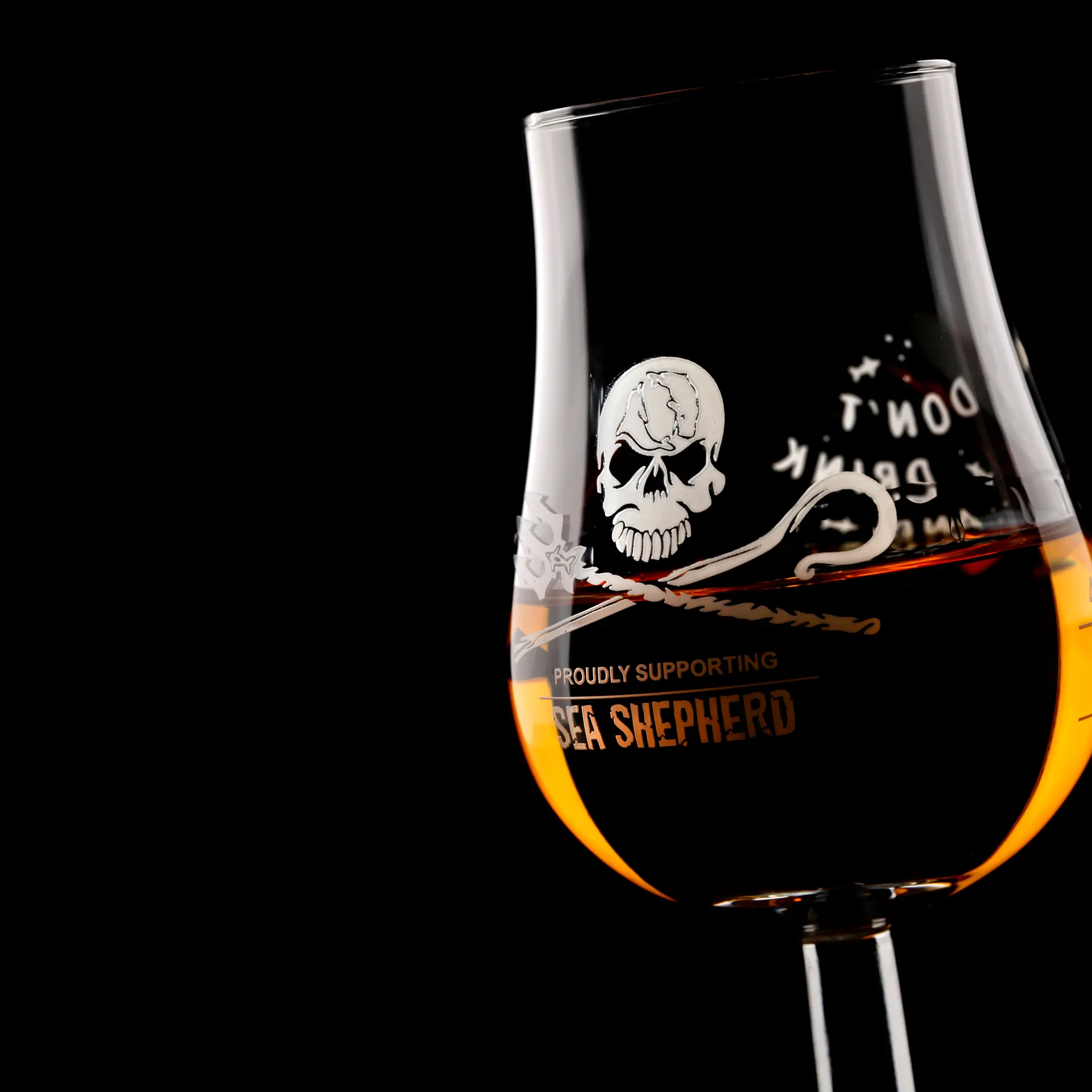 Kultiges Sea Shepherd Whiskyglas mit Gravur „Jolly Roger“ & „Don't Drink and Dive"