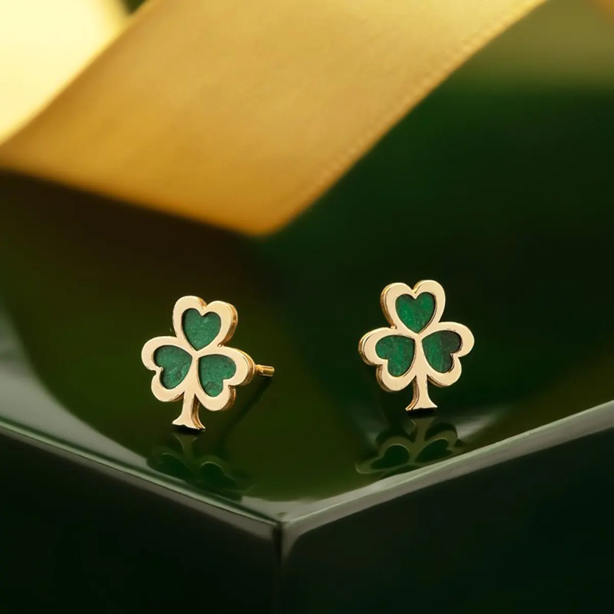 Irish Shamrock Kleeblatt Ohrstecker aus 10 Karat Gold mit Malachit – handgefertigt in Irland Irish Shamrock Kleeblatt Ohrstecker aus 10 Karat Gold mit Malachit – handgefertigt in Irland