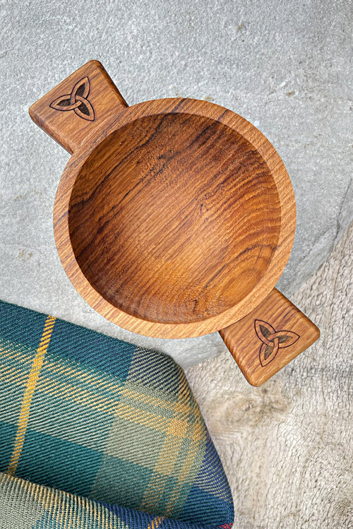 Schottischer Highland Whisky Quaich - Teakholz mit keltischer Schnitzerei