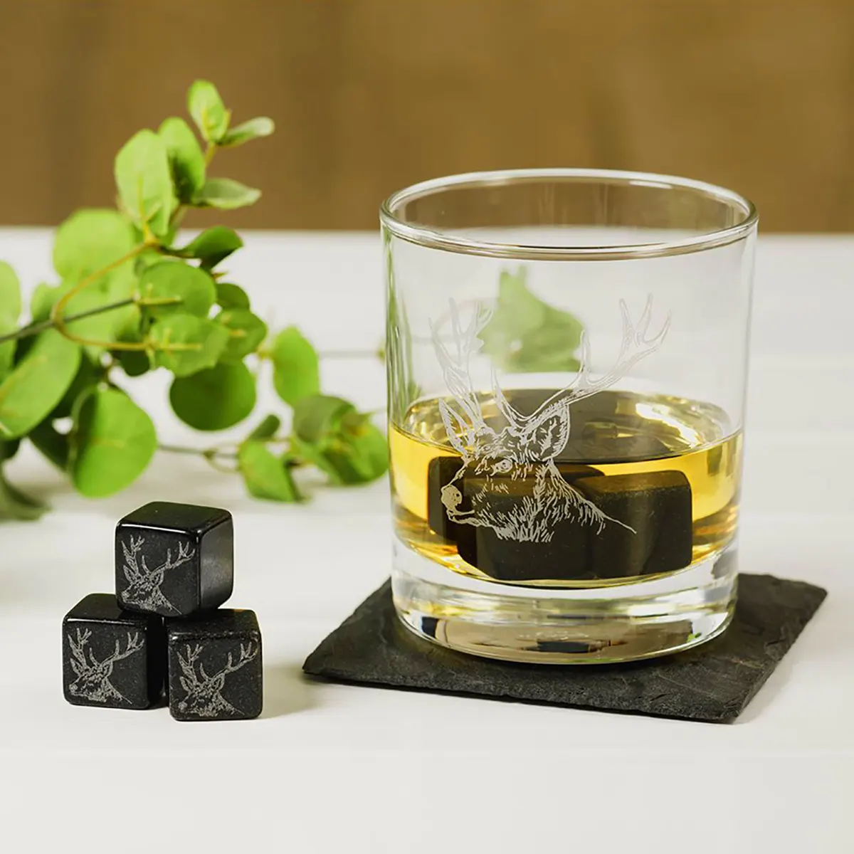 Handgefertigtes Whiskysteine-Set mit Hirsch-Motiv aus Schottland Handgefertigtes Whiskysteine-Set mit Hirsch-Motiv aus Schottland