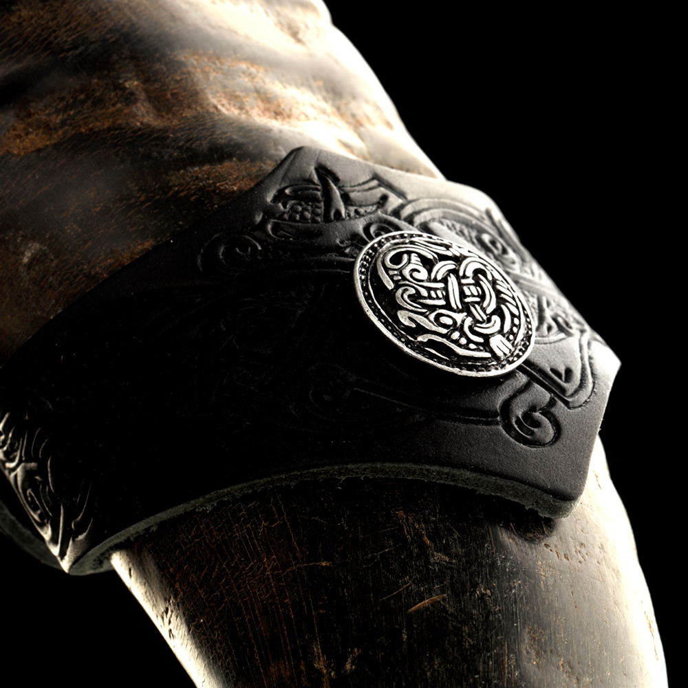 Trinkhornhalter  0,5 - 0,7 l - Leder schwarz mit Metallornament keltische Muster