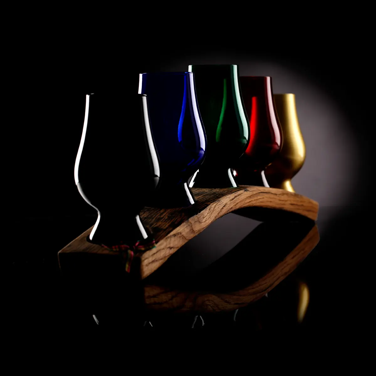 Plinth-staender-whisky-fass-holz-5-glencairn-bunt-3 Glencairn Blind Tasting Set - 5 x Coloured Glencairn Glas auf Whisky Fass Tray