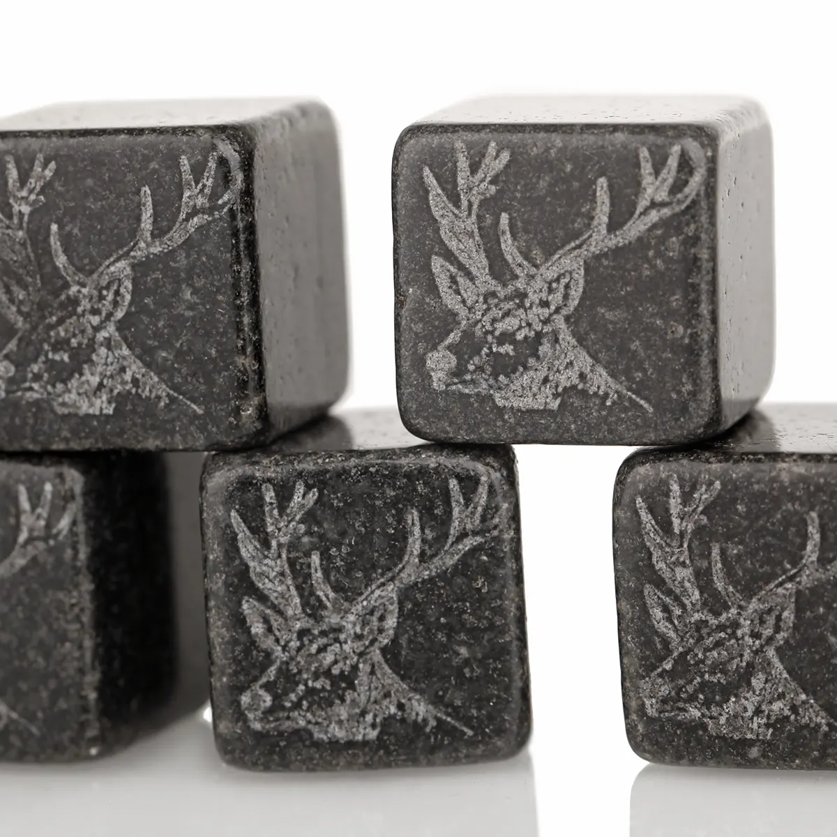 Handgefertigtes Whiskysteine-Set mit Hirsch-Motiv aus Schottland Handgefertigtes Whiskysteine-Set mit Hirsch-Motiv aus Schottland