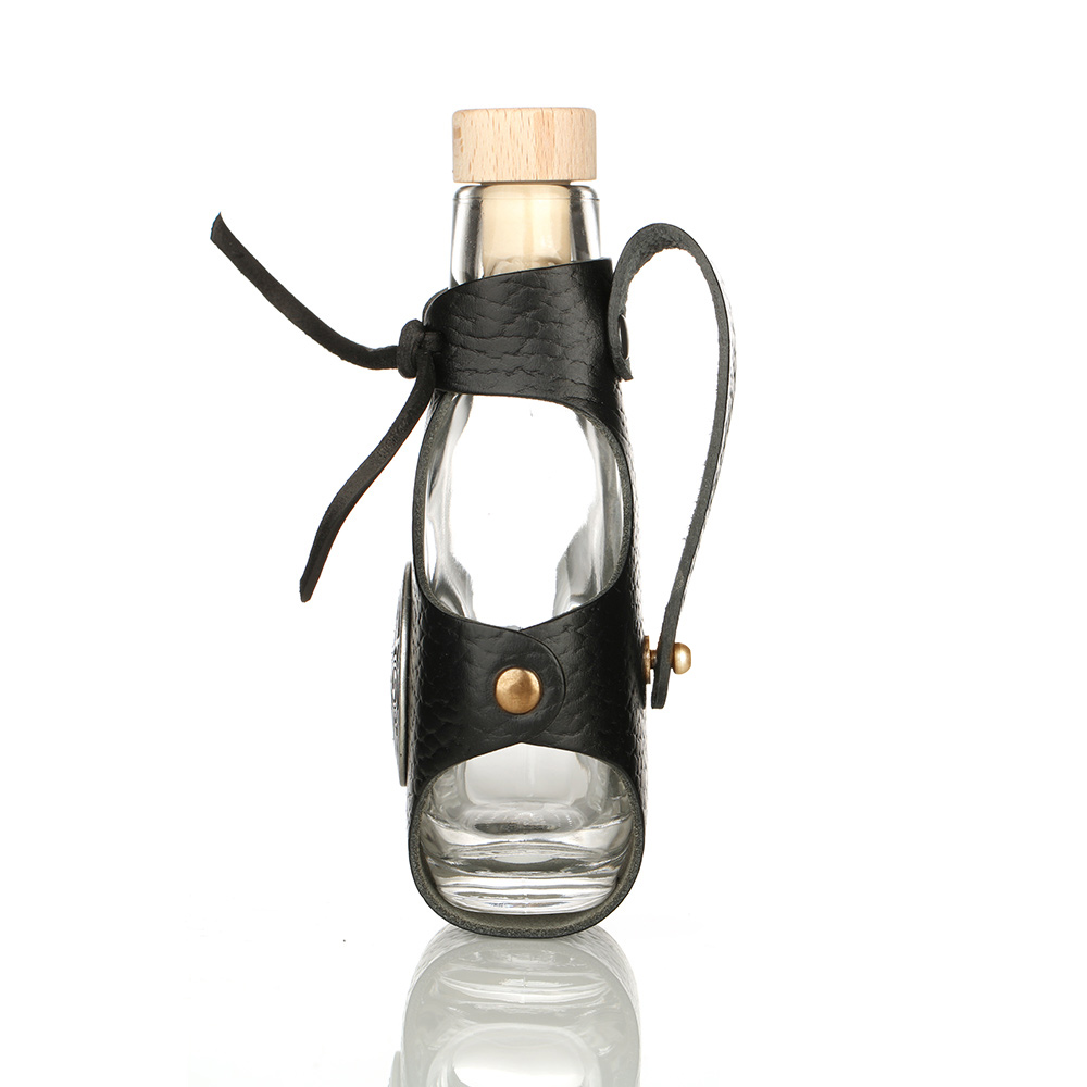 feldflasche-flachmann-glas-keltisch-008 Glas-Feldflasche mit Lederköcher und keltischem Zierbeschlag in Messingfarbe