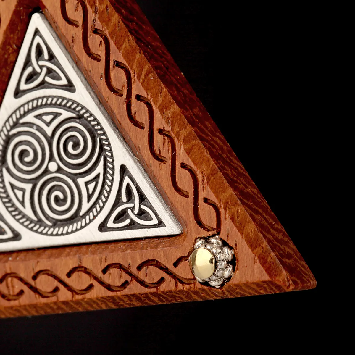 Triangle Celtic Spirals - Walnussholz Anhänger mit keltischen Spiralen und Triskelen