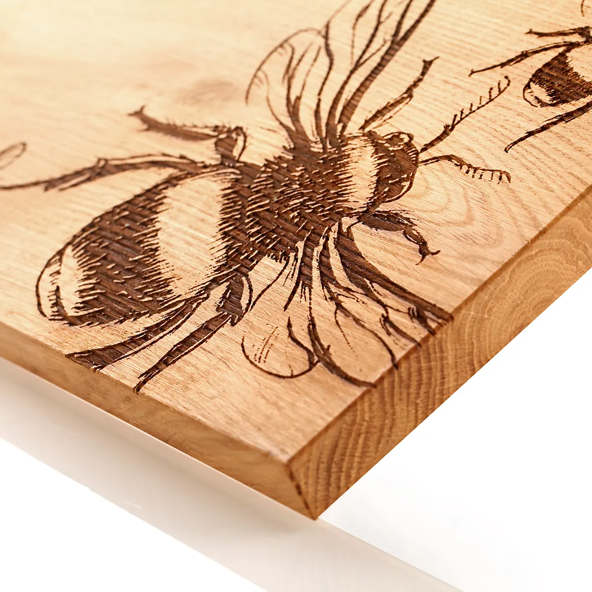 Schottische Biene - Handgefertigtes Eichenholz Schneidebrett / Servierbrett aus Schottland