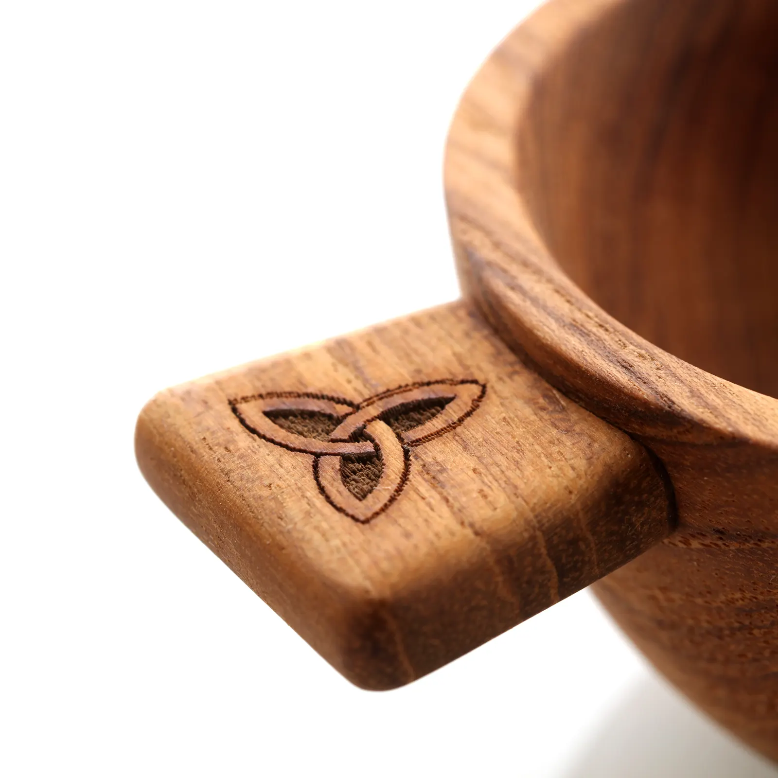 Traditioneller Whisky Quaich aus Teakholz – keltisch geschnitzt aus in Schottland Traditioneller Whisky Quaich aus Teakholz – keltisch geschnitzt aus in Schottland