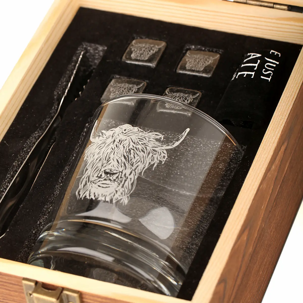 whisky-glas-set-schiefer-just-slate-schottland-highland-cow-box-010 Highland Cow Whisky Set - Whiskyglas mit Whisky-Steinen & Schiefer Untersetzer in Holzbox