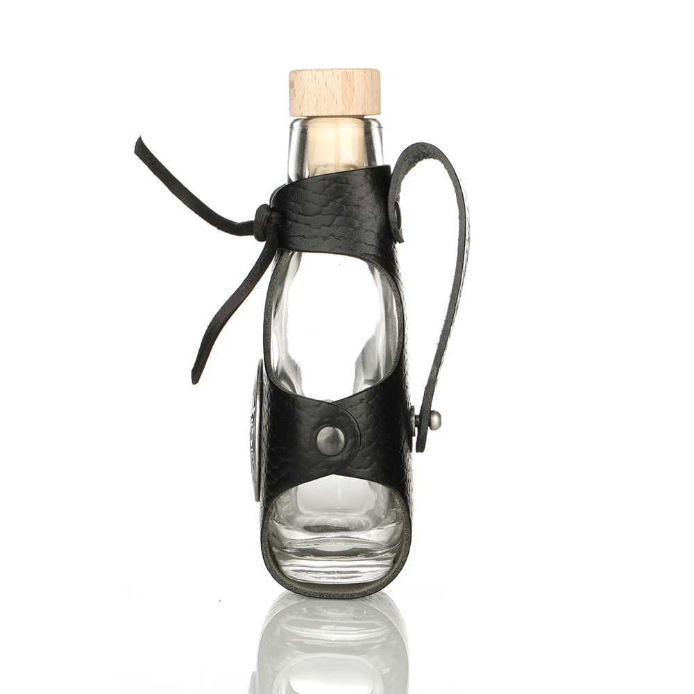 feldflasche-flachmann-glas-keltisch-003 Glas-Feldflasche mit Lederköcher und keltischem Zierbeschlag aus silberfarbenem Metall