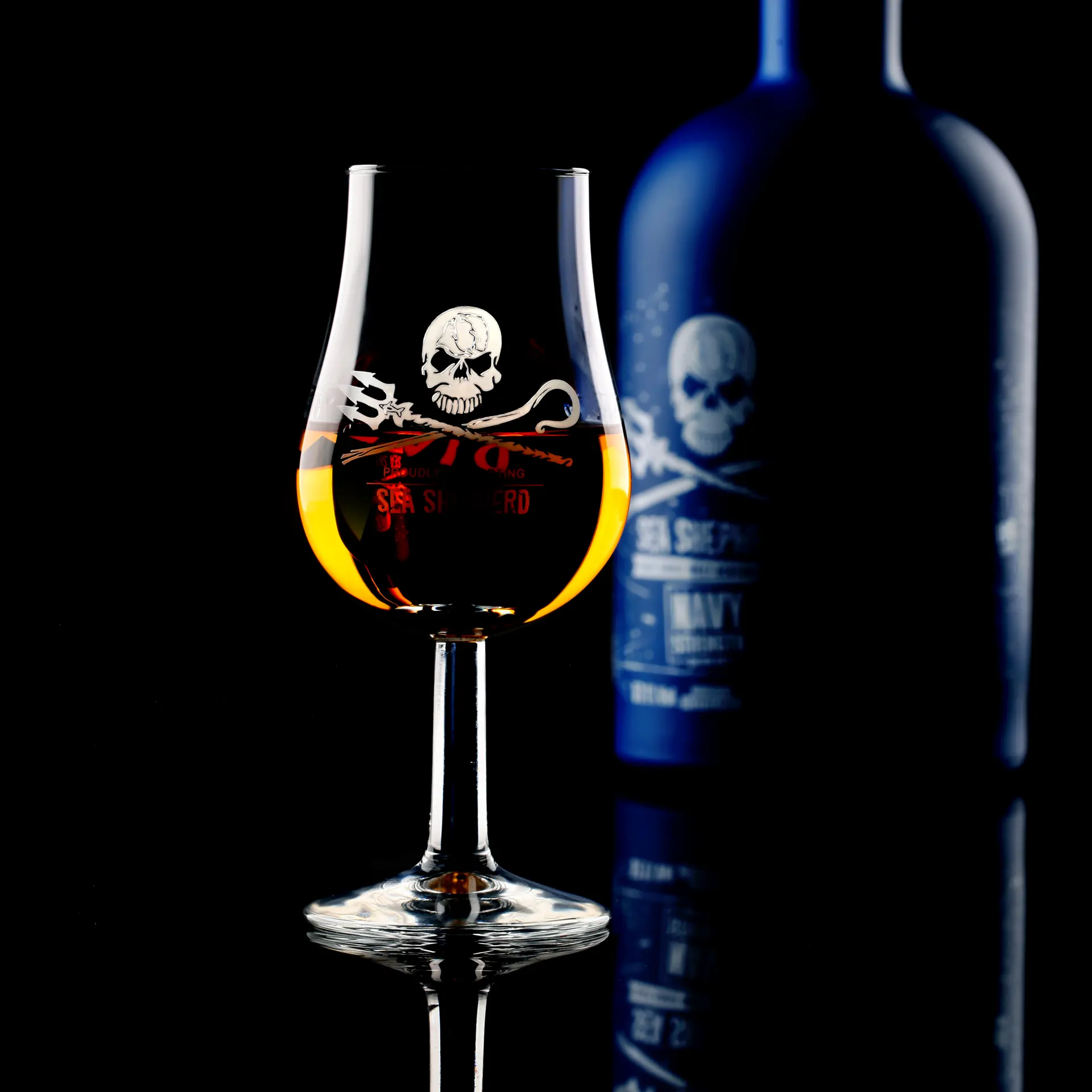 Kultiges Sea Shepherd Whiskyglas mit Gravur „Jolly Roger“ & „Don't Drink and Dive"