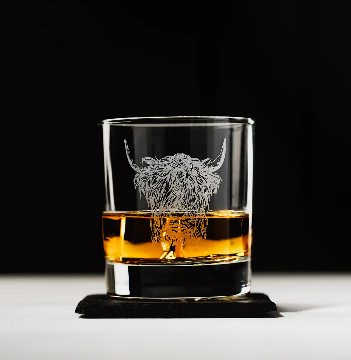 Highland Cow - Whisky Glas & Schiefer Untersetzer Set
