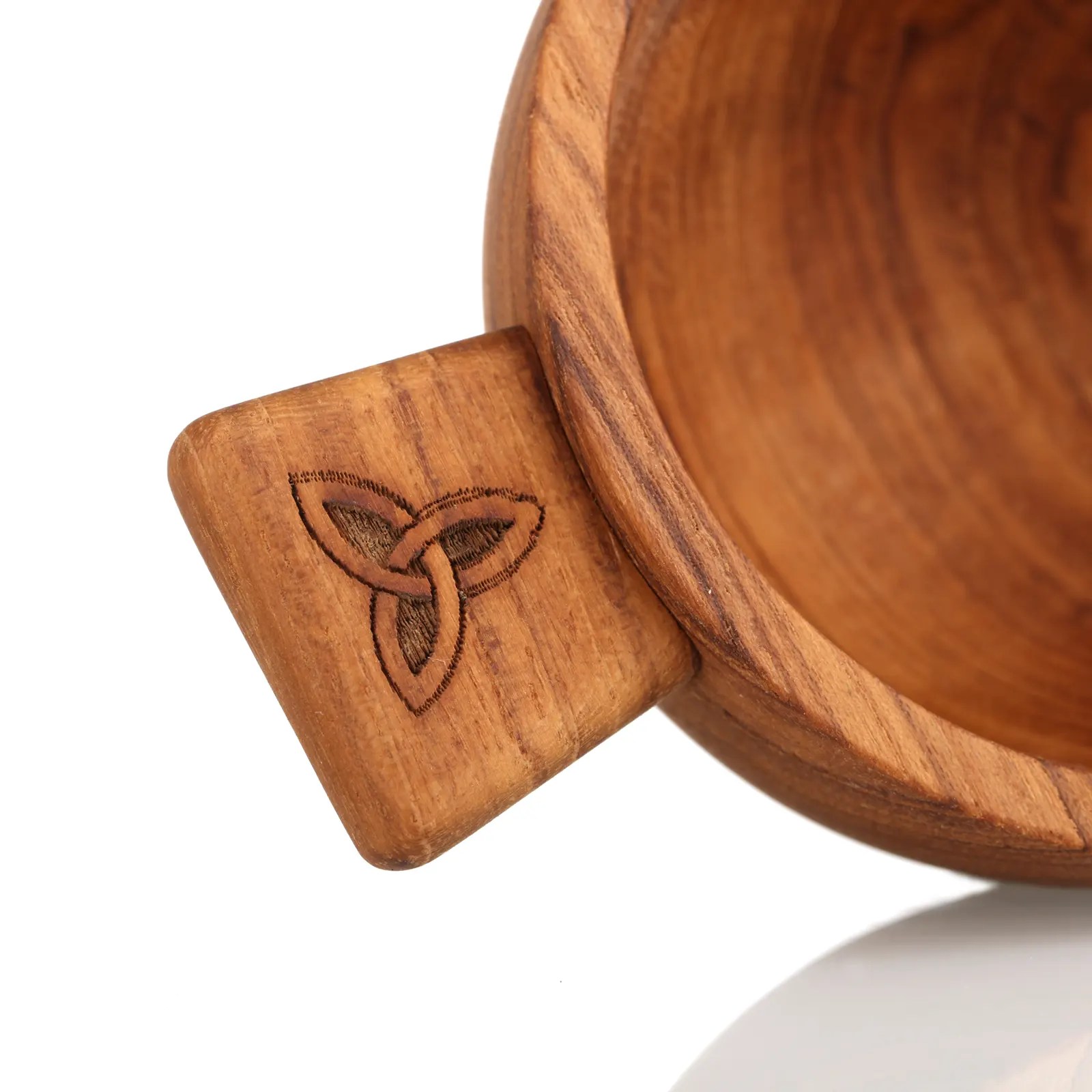 Traditioneller Whisky Quaich aus Teakholz – keltisch geschnitzt aus in Schottland Traditioneller Whisky Quaich aus Teakholz – keltisch geschnitzt aus in Schottland