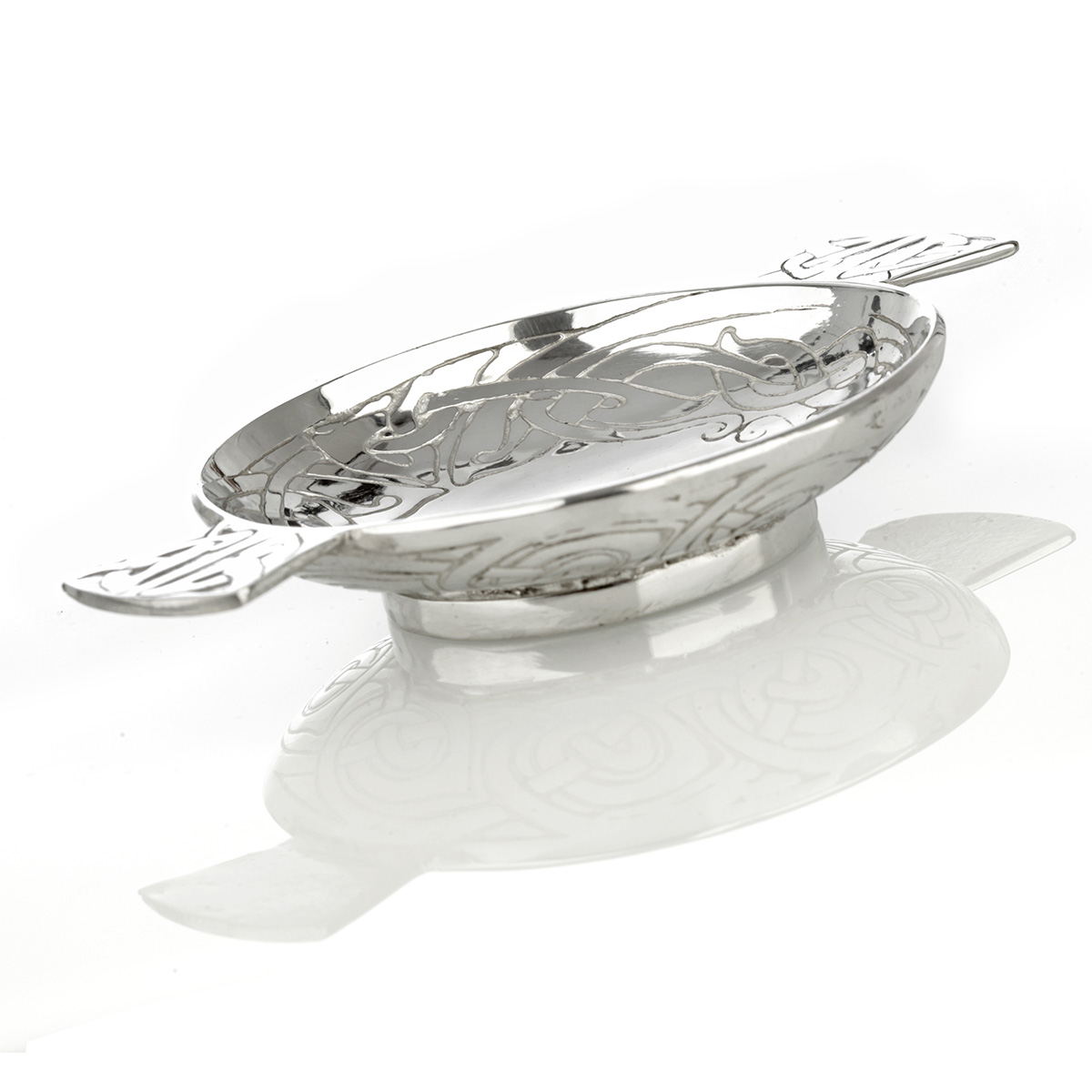 quaich-keltisch-schottisch-zinn-pewter-002 Celtic Interlace - Highland Whisky Quaich aus Schottland mit keltischen Mustern