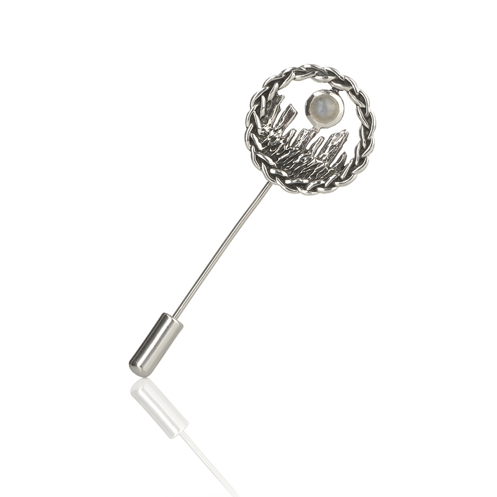 standing-stones-anstecknadel-silber-002 Craigh Na Dun - schottische Outlander Anstecknadel aus Sterlingsilber & Mondstein