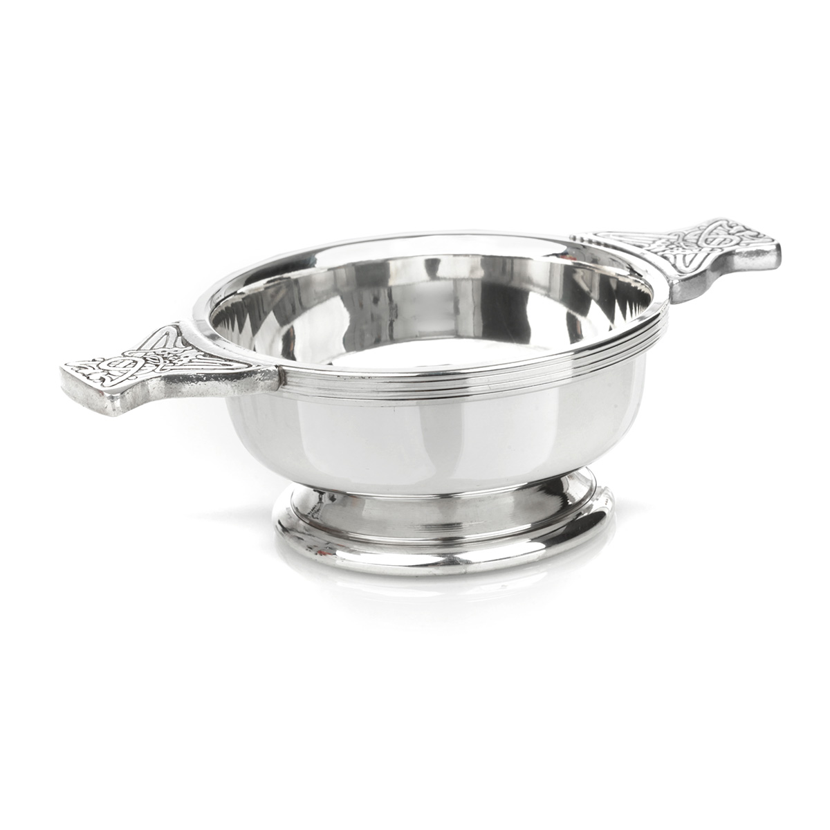 quaich-keltisch-schottland-002556f13aedbf84 Celtic Spirals - Highland Whisky Quaich aus Zinn mit keltischen Ornamenten